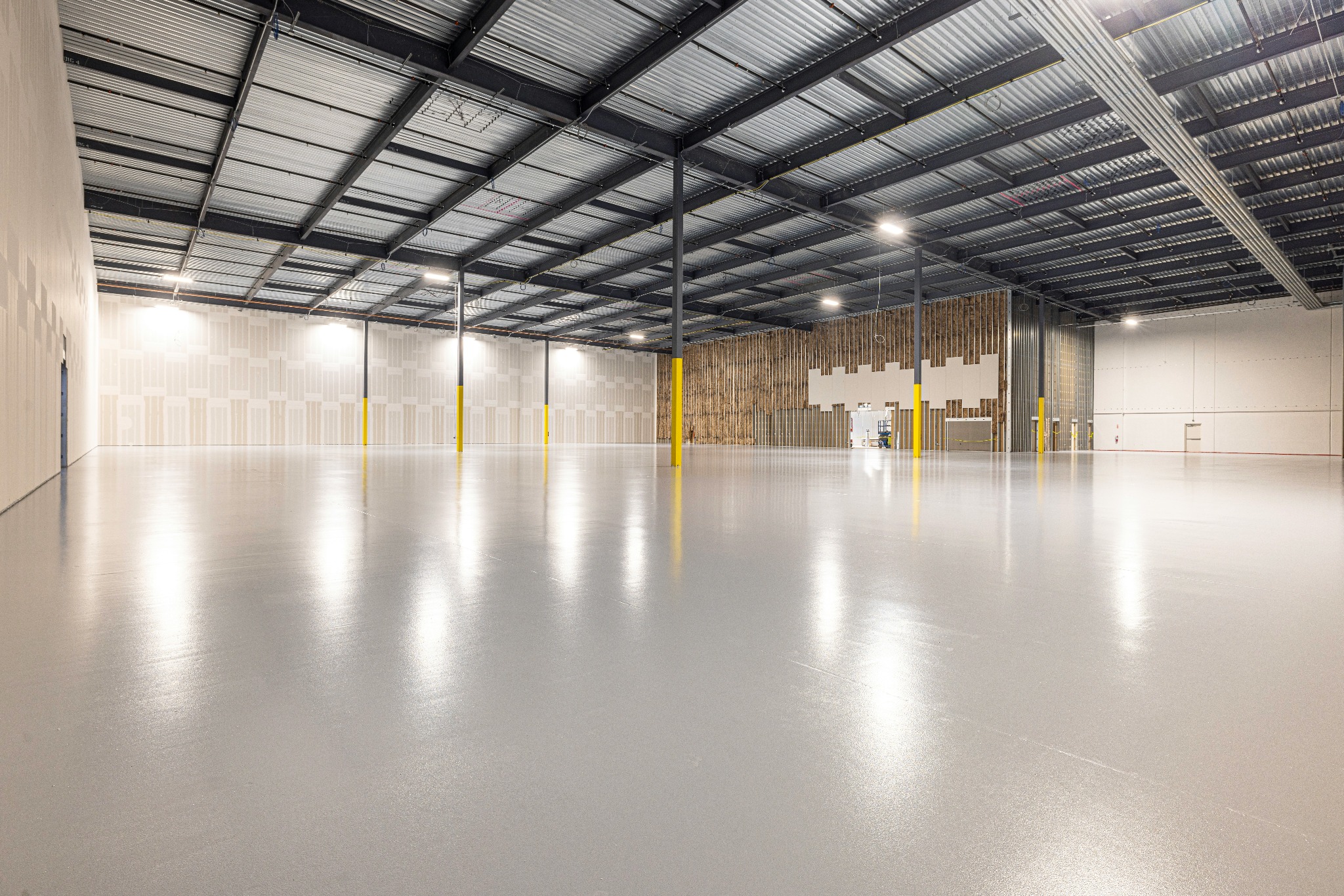 Large commercial floor with seamless epoxy finish